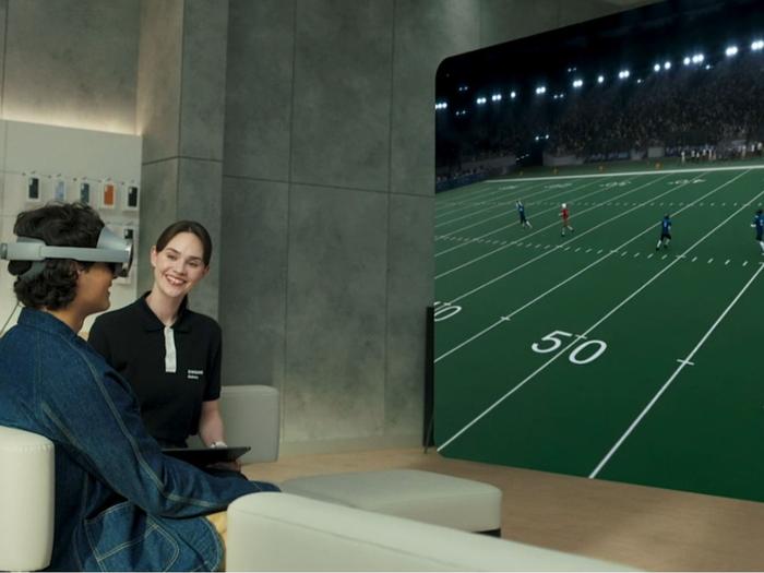 SAMSUNG GALAXY XR HEAD-UP DISPLAY MULTIMODAL AI SNAPDRAGON VR HEADSET